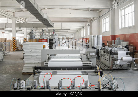 L'usine d'équipement d'atelier et machines de traitement d'un tissu pour les filtres de l'automobile Banque D'Images