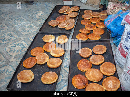 Pain plat fraîchement cuits sur des plateaux dans une boulangerie marocaine Banque D'Images
