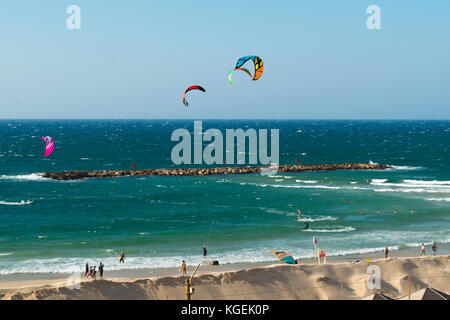 La Terre Sainte Israël Tel Aviv Geula Beach Scene kitesurf kiteboarding kitesurfer kiteboarder mer eau sable gens Banque D'Images