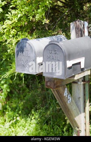 Paire de boîtes mail sur le bord de la route - Comté de Bucks - USA Banque D'Images