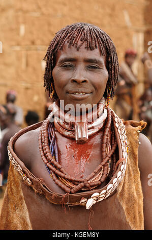 Turmi, vallée de l'Omo, Ethiopie - 29 juillet : portrait de la femme du peuple hamer se reposant sous l'arbre en transit pour le marché local dans turmi, om Banque D'Images