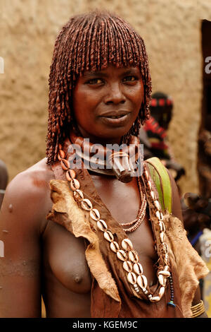 Turmi, vallée de l'Omo, Ethiopie - 29 juillet : portrait de la femme de hamer les personnes en transit pour le marché local dans turmi, vallée de l'Omo en juillet 29, 20 Banque D'Images