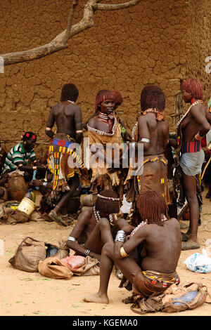 Turmi, vallée de l'Omo, Ethiopie - 29 juillet : peuple éthiopien de hamer personnes étant un marché commerçant de turmi, vallée de l'Omo en juillet 29, 2013 Banque D'Images