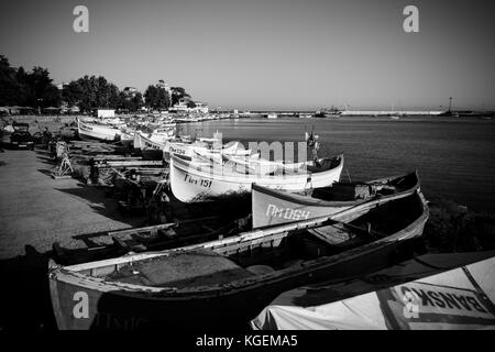 Pomorie, Bulgarie - 17 août 2017 : bateaux de pêche sur la rive. port maritime de la ville côtière de pomorie. noir et blanc. Banque D'Images