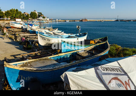 Pomorie, Bulgarie - 17 août 2017 : bateaux de pêche sur la rive. port maritime de la ville côtière de pomorie. Banque D'Images
