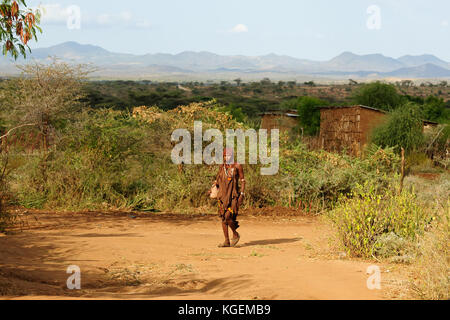 Turmi, vallée de l'Omo, Ethiopie - 29 juillet : la femme de hamer les personnes en transit pour le marché local dans turmi, vallée de l'Omo en juillet 29, 2013 Banque D'Images