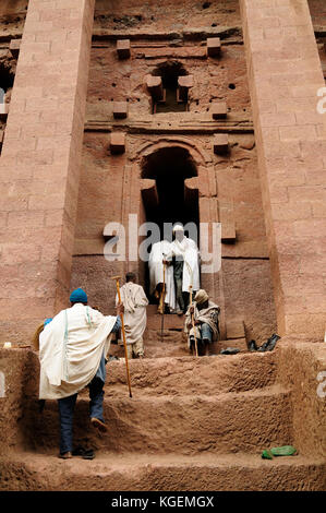 Lalibela, Éthiopie - 02 septembre : pèlerins éthiopiens prie dans le complexe des temples dans la roche solide à Lalibela, Éthiopie à Lalibela 2013 Banque D'Images