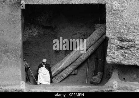 Lalibela, Éthiopie - 03 septembre : Pilgrim éthiopienne à entrer à l'église se tailler dans la roche solide à Lalibela, Éthiopie à Lalibela 2013 Banque D'Images