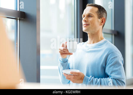 Le café de l'homme joyeux agréable Banque D'Images