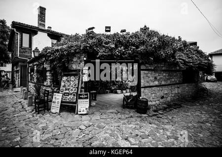 Nessebar, Bulgarie - le 21 août 2017 : restaurant typique dans le patrimoine mondial de l'Unesco ville de Nesebar. noir et blanc. Nessebar est une ville ancienne et Banque D'Images