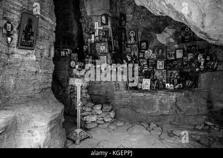 Madara, Bulgarie - le 23 août 2017 : chapelle saint pantaleon rock, xii-xive siècle. noir et blanc. Banque D'Images