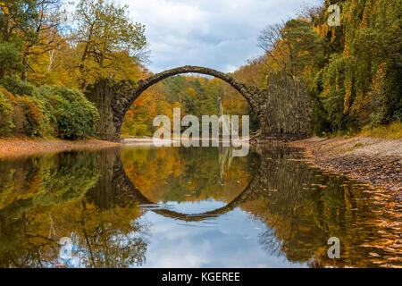 Rakotzbruecke (pont du diable). parc des Rhododendrons kromlau. L'Allemagne. Banque D'Images