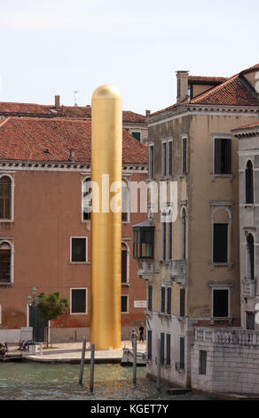 Ville de Venise en Italie. vue pittoresque de la James Lee byars 'la tour dorée', installation artistique à Campo San Vio. Banque D'Images