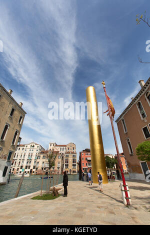 Ville de Venise en Italie. vue pittoresque de la James Lee byars 'la tour dorée', installation artistique à Campo San Vio. Banque D'Images