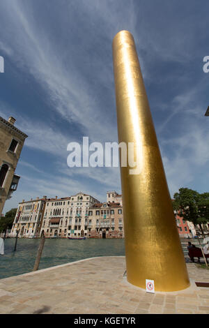 Ville de Venise en Italie. vue pittoresque de la James Lee byars 'la tour dorée', installation artistique à Campo San Vio. Banque D'Images