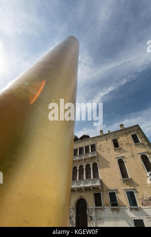 Ville de Venise en Italie. vue pittoresque de la James Lee byars 'la tour dorée', installation artistique à Campo San Vio. Banque D'Images