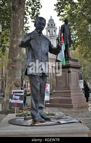 La statue de Nelson Mandela, drapeau palestine holding pro-palestine protester parlament square, 04 nov 2017 Banque D'Images