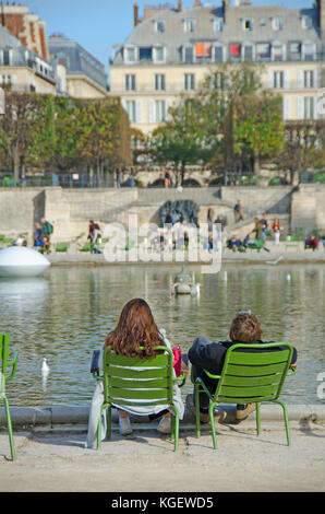 Paris, France. Jardin des Tuileries. Automne - personnes se détendant autour du bassin octogonal (étang) Banque D'Images