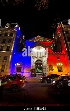 Paris, France. La Caserne Cité - Préfecture de Police de Paris - éclairé la nuit dans les couleurs de l'indicateur tricolore français Banque D'Images