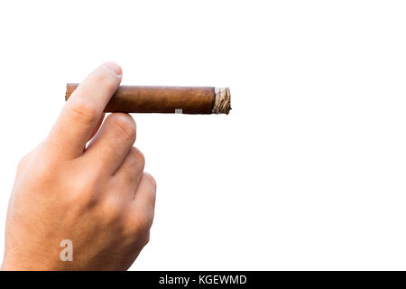 Détail de la main d'un homme tenant un fumeur de cigare de gravure, isolé sur fond blanc Banque D'Images