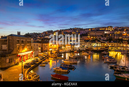 Brixham Harbour de nuit. Banque D'Images