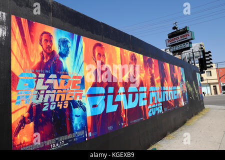 Affiche publicitaire de film « BLADE RUNNER 2049 » sur un panneau d'affichage de rue accrochant à Hollywood et Sunset Boulevard à Los Angeles, Californie KATHY DEWITT Banque D'Images