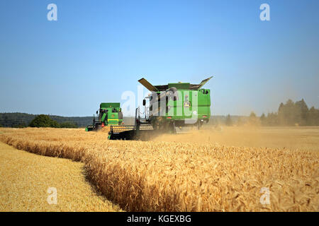 SALO, FINLANDE - le 22 août 2015 : deux moissonneuses-batteuses John Deere à l'orge récolte moderne Puontin Peltopaivat la récolte agricole et la culture Show. Banque D'Images