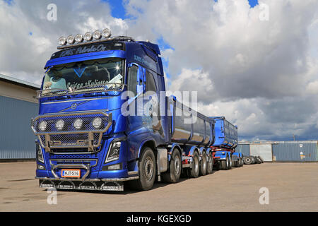 Ing Groep nv, Finlande - le 29 août 2015 : Volvo fh16 750 chariot kung fu panda avec dump remorques stationnées sur un chantier. Le FH16 de kms palvelu est un chariot d'alimentation sh Banque D'Images