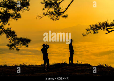 Deux silhouette homme Asie avec sac à dos en prenant une photo sur le sommet des montagnes ,soft focus Banque D'Images