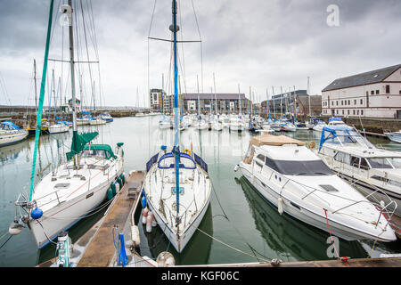 Megayachts à moteur et la voile bateaux amarrés pour l'hiver dans le port de plaisance de doc fictoria dock (Victoria) à Caernarfon, Pays de Galles, Royaume-Uni. Banque D'Images