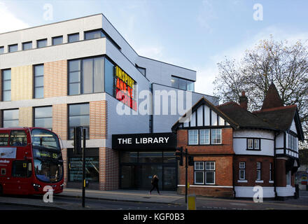 Willesden Green library comprend une bibliothèque publique, un musée, archives, galerie d'art et de spectacle. Banque D'Images