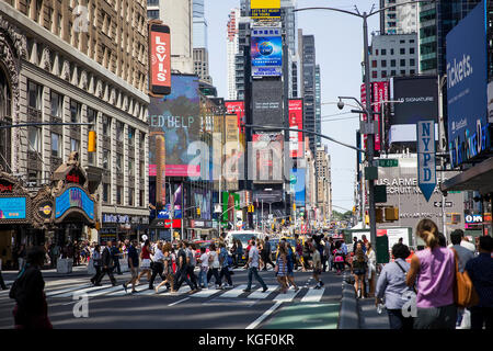 Des personnes non identifiées sur le Times Square, New York. Times Square est le lieu touristique les plus populaires dans new york city Banque D'Images