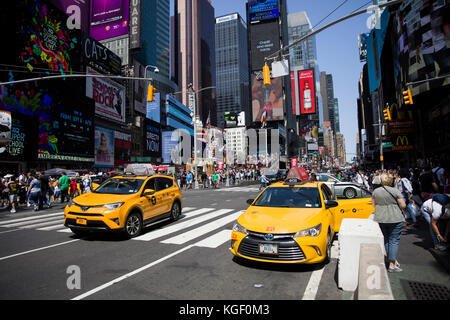 Des personnes non identifiées sur le Times Square, New York. Times Square est le lieu touristique les plus populaires dans new york city Banque D'Images