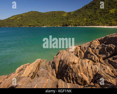 Pedra da Praia do Meio. Praia do Cachadaço. Plage avec eau claire. Trindade, Paraty, Rio de Janeiro, Brésil Banque D'Images