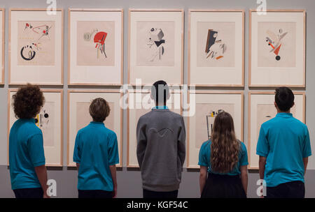 Tate Modern, Londres, Royaume-Uni. 7 novembre 2017. L'étoile rouge sur la Russie : une révolution dans la culture visuelle 1905-55. Avec plus de 250 affiches, peintures et photographies, dont beaucoup sont exposées au public pour la première fois, l'exposition montre comment la vie et l'art ont été transformés au cours d'une période déterminante de l'histoire du monde moderne. L'exposition se déroule du 8 novembre 2017 au 18 février 2018. Photo: Les élèves de l'école Thomas Tallis à Kidbrooke (fourni par la galerie) voient l'exposition. Crédit : Malcolm Park/Alay Live News. Banque D'Images