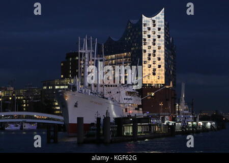 Hambourg, Allemagne. 6 novembre 2017. Elbphilharmonie brille dans l'obscurité lors d'un coucher de soleil dramatique dans le port de Hambourg, Allemagne, 06.11.2017. Crédit : T. Brand/Alamy Live News Banque D'Images