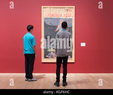 Tate Modern, Londres, Royaume-Uni. 7 novembre 2017. L'étoile rouge sur la Russie : une révolution dans la culture visuelle 1905-55. Avec plus de 250 affiches, peintures et photographies, dont beaucoup sont exposées au public pour la première fois, l'exposition montre comment la vie et l'art ont été transformés au cours d'une période déterminante de l'histoire du monde moderne. L'exposition se déroule du 8 novembre 2017 au 18 février 2018. Crédit : Malcolm Park/Alay Live News. Banque D'Images