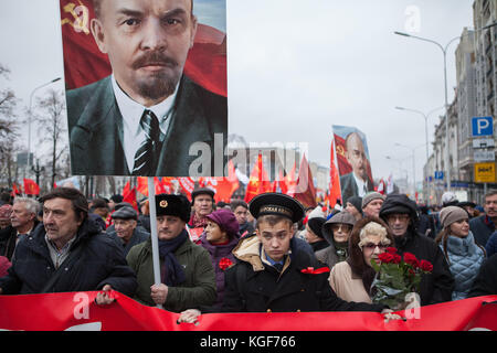 Moscou, Russie. 7 novembre 2017. Participants à la Marche des forces de gauche, dont le principal organisateur est le Parti communiste russe, commémorant le 100e anniversaire de la Révolution d'octobre et portant des photos de Lénine, entre autres, et des drapeaux dans le centre-ville de Moscou, Russie, le 7 novembre 2017. Photo : Emile Alain Ducke/dpa/Alamy Live News Banque D'Images