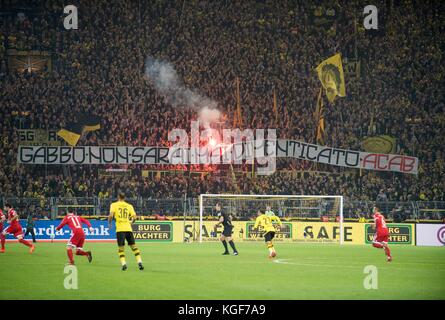 Dortmund, Deutschland. 04th Nov, 2017. Bengalisches Feuer im Fanblock von DO, bannière, transparent, Fussball 1. Bundesliga, 11. Spieltag, Borussia Dortmund (DO) - FC Bayern Munich (M) 1:3, AM 04.11.2017 à Dortmund/ Allemagne. |utilisation dans le monde entier crédit : dpa/Alamy Live News Banque D'Images