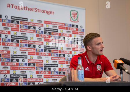 Hensol, pays de Galles, Royaume-Uni. 7 novembre 2017. Andy King du pays de Galles fait face à la presse avant les matchs amicaux internationaux contre la France et le Panama. Crédit : Mark Hawkins/Alamy Live News Banque D'Images