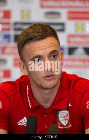 Hensol, pays de Galles, Royaume-Uni. 7 novembre 2017. Andy King du pays de Galles fait face à la presse avant les matchs amicaux internationaux contre la France et le Panama. Crédit : Mark Hawkins/Alamy Live News Banque D'Images