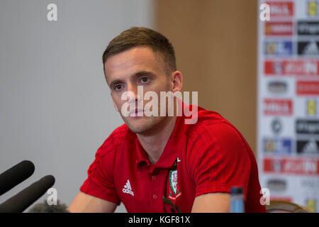 Hensol, pays de Galles, Royaume-Uni. 7 novembre 2017. Andy King du pays de Galles fait face à la presse avant les matchs amicaux internationaux contre la France et le Panama. Crédit : Mark Hawkins/Alamy Live News Banque D'Images