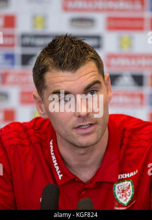 Hensol, pays de Galles, Royaume-Uni. 7 novembre 2017. Sam Vokes, du pays de Galles, affronte la presse avant les matchs amicaux internationaux contre la France et le Panama. Crédit : Mark Hawkins/Alamy Live News Banque D'Images