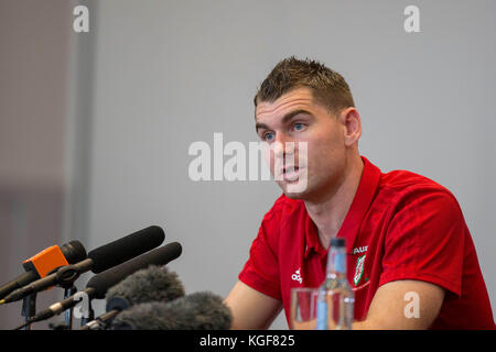 Hensol, pays de Galles, Royaume-Uni. 7 novembre 2017. Sam Vokes, du pays de Galles, affronte la presse avant les matchs amicaux internationaux contre la France et le Panama. Crédit : Mark Hawkins/Alamy Live News Banque D'Images