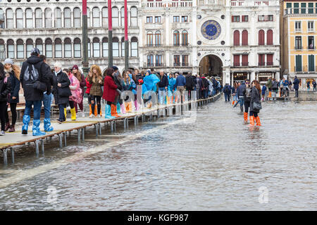 Venise, Vénétie, Italie. Nov 7, 2017. Acqua Alta marée haute de 115cm à partir de la lagune provoquant des inondations temporaires sur la Piazza San Marco. Passerelle, ou des passerelles, sont installés à la circulation des piétons. Credit : Mary Clarke/Alamy Live News Banque D'Images