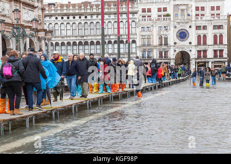 Venise, Vénétie, Italie. Nov 7, 2017. Acqua Alta marée haute de 115cm à partir de la lagune provoquant des inondations temporaires sur la Piazza San Marco. Passerelle, ou des passerelles, sont installés à la circulation des piétons. Credit : Mary Clarke/Alamy Live News Banque D'Images