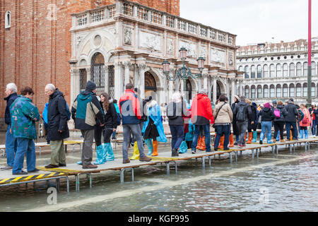 Venise, Vénétie, Italie. Nov 7, 2017. Acqua Alta marée haute de 115cm à partir de la lagune provoquant des inondations temporaires sur la Piazza San Marco. Passerelle, ou des passerelles, sont installés à la circulation des piétons. Credit : Mary Clarke/Alamy Live News Banque D'Images