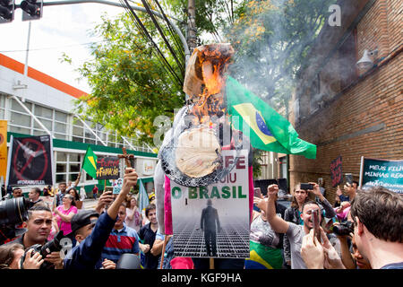 Sao Paulo, Sao Paulo, Brésil. 7 novembre 2017. Les groupes conservateurs protestent contre la présence de la philosophe américaine Judith Butler dans un événement à Sao Paulo, au Brésil, le mardi 07. Crédit: Paulo Lopes/ZUMA Wire/Alay Live News Banque D'Images