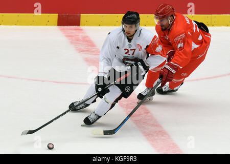 Trinec, République tchèque. 07Th nov, 2017. Daniel zaar de Malmö, à gauche, et milan mikulik de trinec en action pendant le match de ligue des champions match de hockey hc ocelari trinec vs redhawks malmo à trinec, en République tchèque, le 7 novembre 2017, photo : ctk jaroslav ozana/photo/Alamy live news Banque D'Images