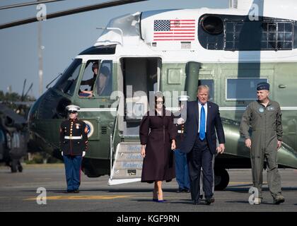 Fussa, au Japon. 07Th nov, 2017. président américain Donald Trump promenades avec première dame melania trump comme il parle à lt. gen. Jerry P. Martinez, les forces américaines au Japon et 5e commandant de l'armée de l'air, avant de monter à bord d'air force one à yokota air base 7 novembre, 2017 à fussa, Japon. trump a terminé une visite de trois jours au Japon, le premier arrêt d'un swing de 13 jours à travers l'Asie. crédit : planetpix/Alamy live news Banque D'Images